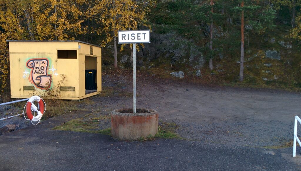 Tack vare en insats av Lennart Bergeros och Anders Stuart har ångbåtsbryggan fått en skylt som berättar var du är.